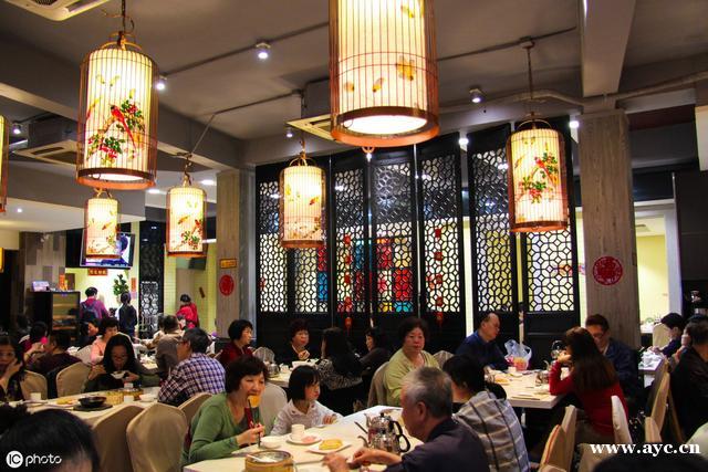 除了饮食和娱乐消遣的功能外,广州茶楼的兴旺还有着商业交往的需要