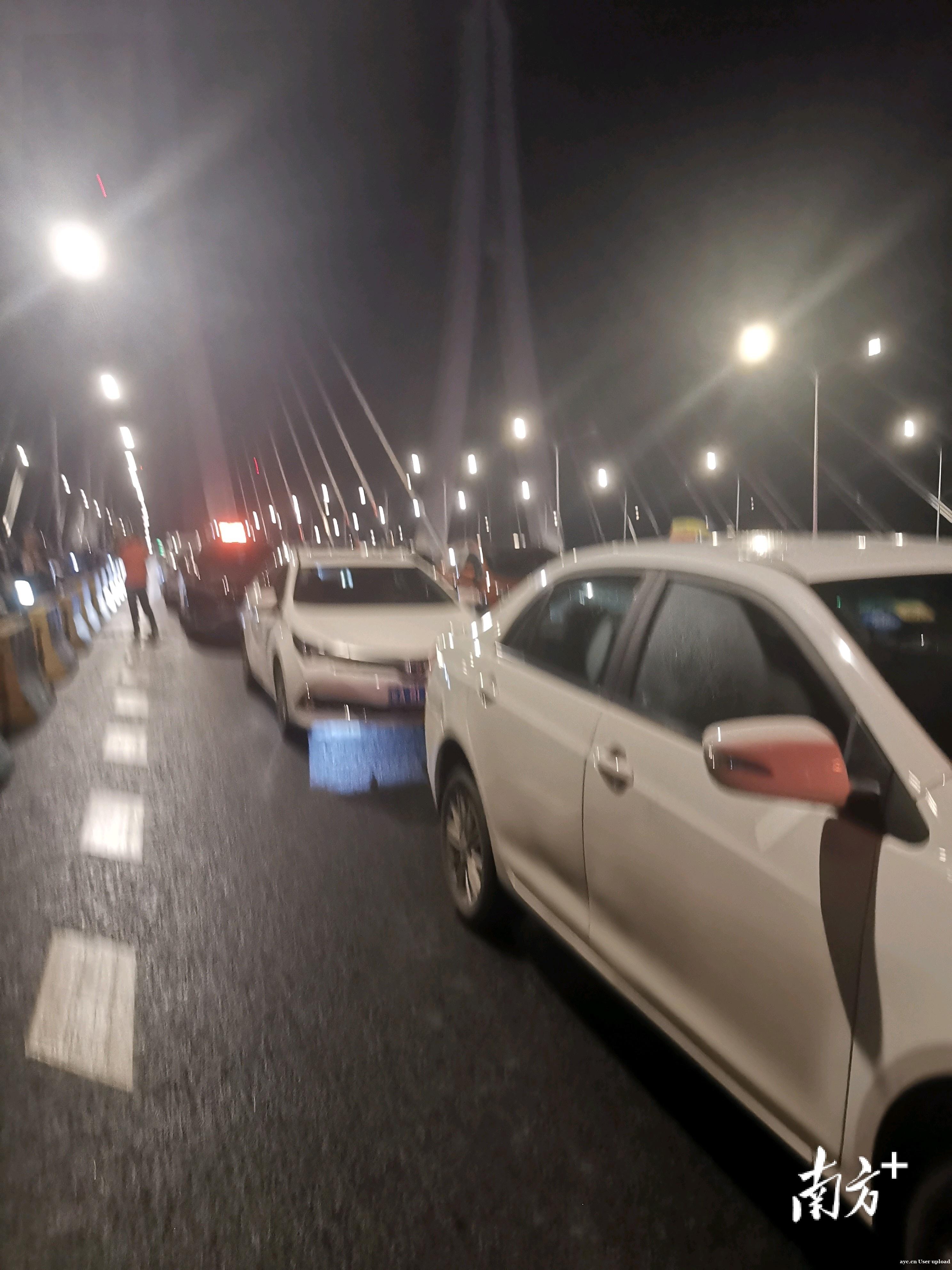 突发！广州洛溪桥面一汽车发生自燃，右侧车道已封闭